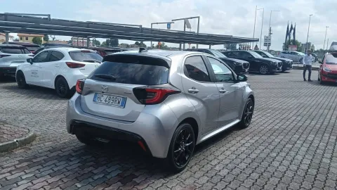 Car image 4