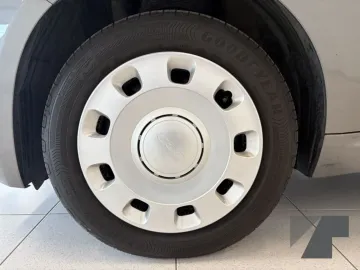 Car image 29