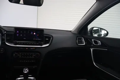 Car image 32