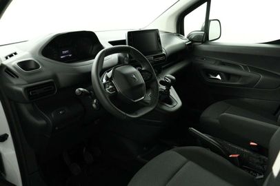 Car image 40