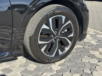 Car image 29