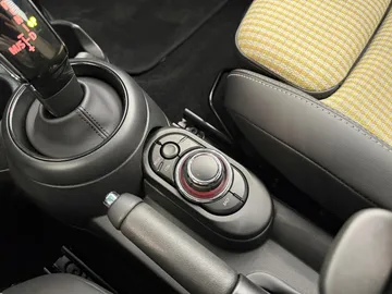 Car image 28