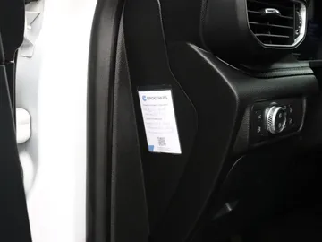 Car image 32