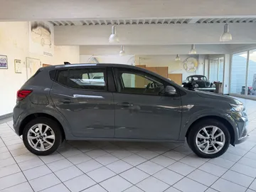 Car image 4