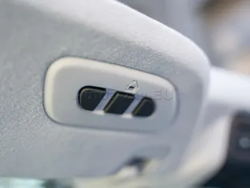 Car image 32