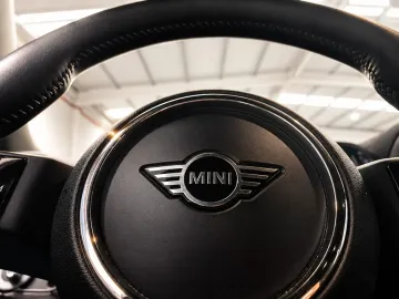 Car image 30