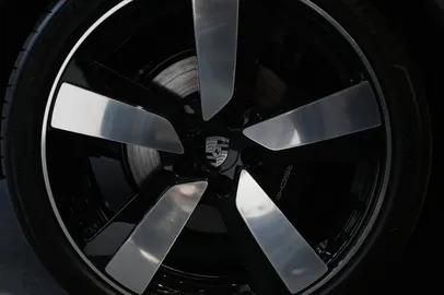 Car image 26