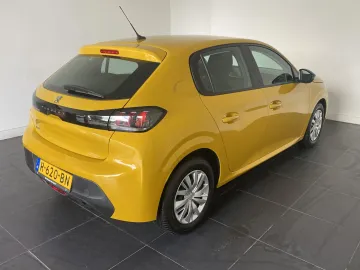 Car image 4