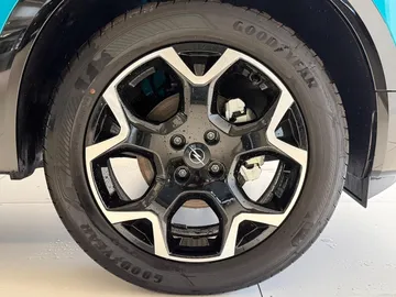 Car image 25