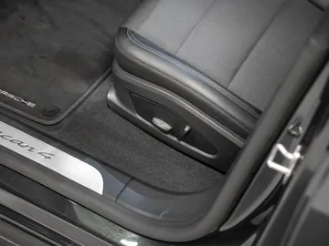 Car image 40