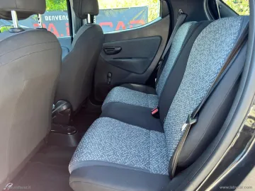 Car image 27