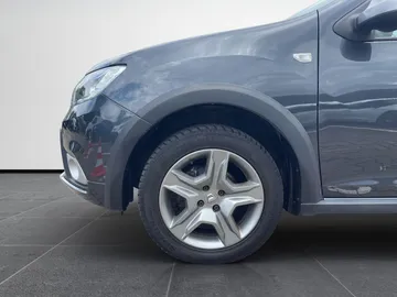 Car image 17