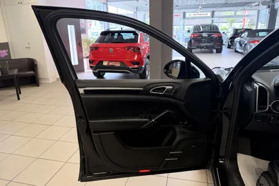 Car image 24