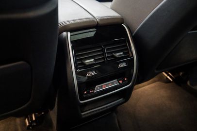 Car image 32