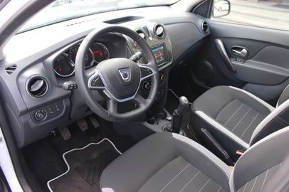 Car image 9