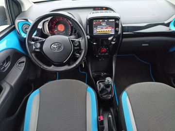 Car image 11