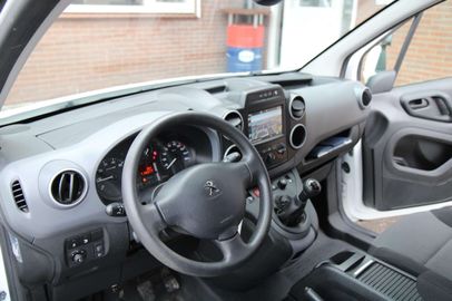 Car image 12