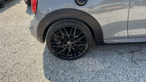Car image 30