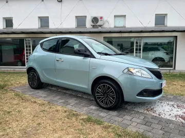 Car image 3
