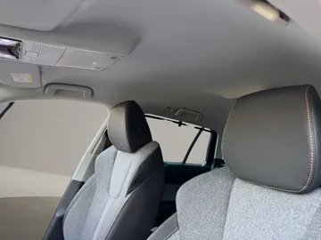 Car image 26