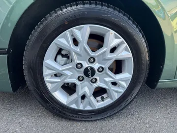 Car image 26