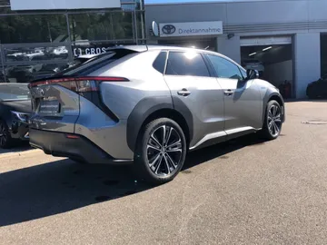 Car image 5