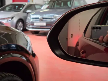 Car image 24