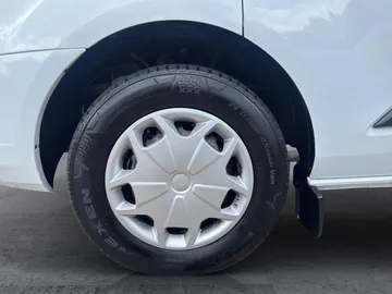 Car image 32