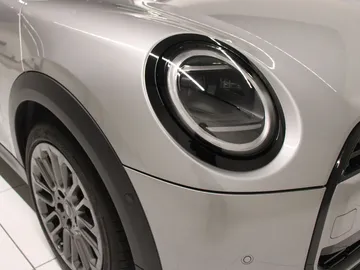 Car image 19