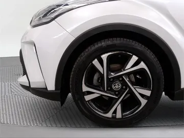 Car image 16