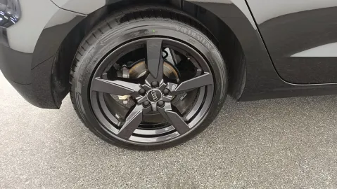 Car image 25
