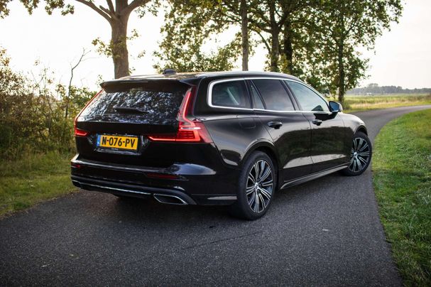 Volvo V60 D4 R-Design 140 kW image number 2