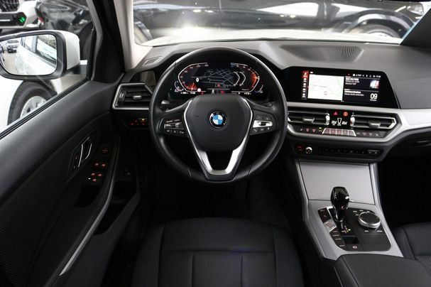 BMW 320d Touring xDrive Advantage 140 kW image number 9