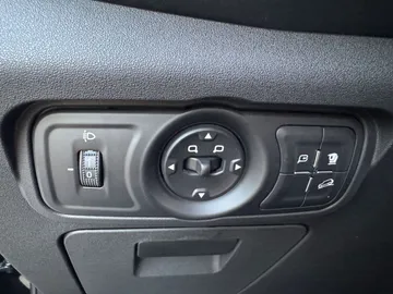 Car image 36