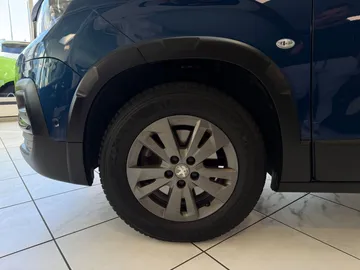 Car image 27