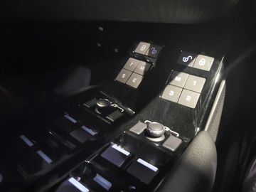 Car image 32