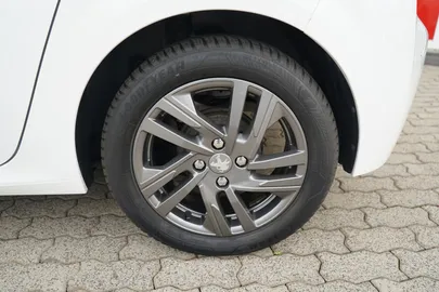 Car image 26
