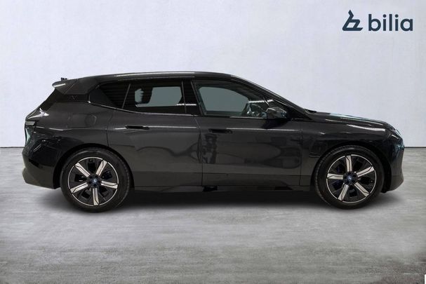 BMW iX xDrive40 241 kW image number 17