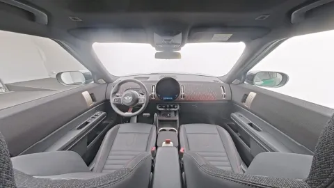 Car image 26