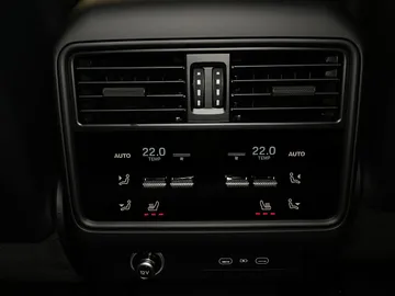 Car image 32