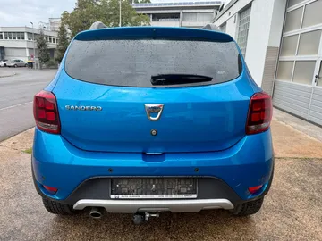 Car image 3