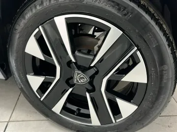 Car image 28