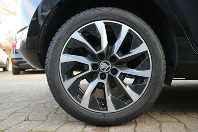 Car image 26