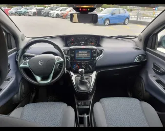 Car image 16