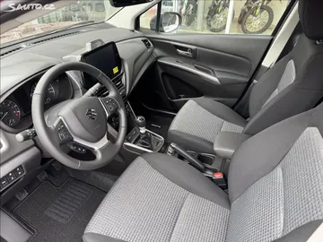Car image 4