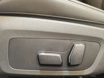Car image 32