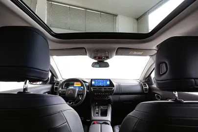 Car image 16