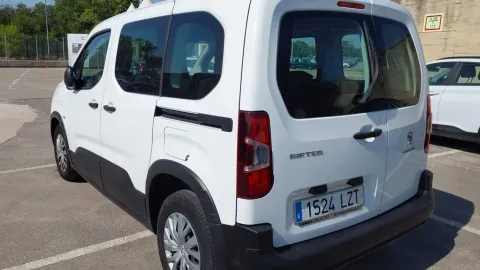 Car image 4
