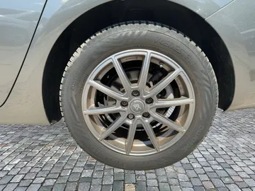 Car image 14