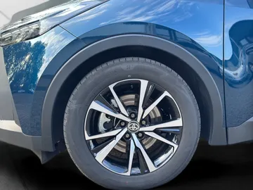 Car image 19
